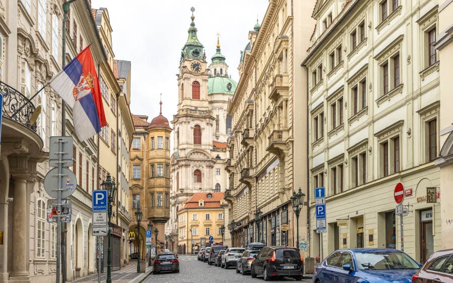 捷克布拉格小城區(Malá Strana)景致與布拉格最著名的巴洛克式教堂之一的聖尼古拉教堂(St. Nicholas Church, Malá Strana)   